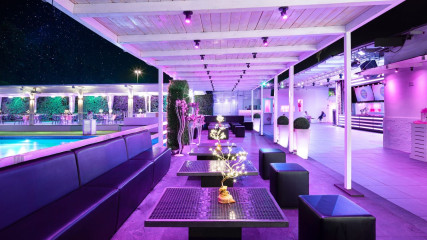 J.T. Cafè: Sala bordo piscina