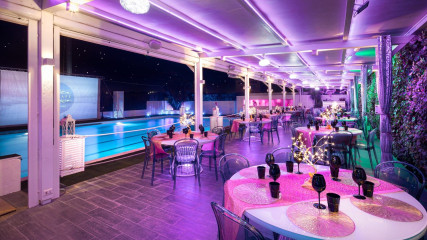 J.T. Cafè: Sala bordo piscina