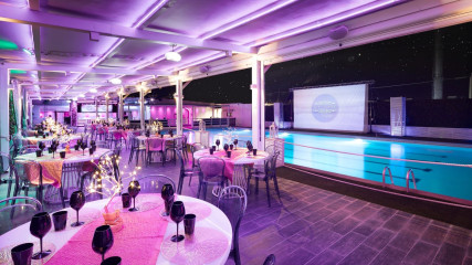 J.T. Cafè: Sala bordo piscina