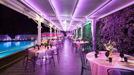 J.T. Cafè: Sala bordo piscina