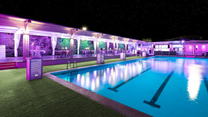 J.T. Cafè: Sala bordo piscina