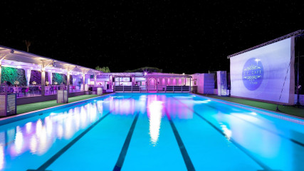 J.T. Cafè: Sala bordo piscina