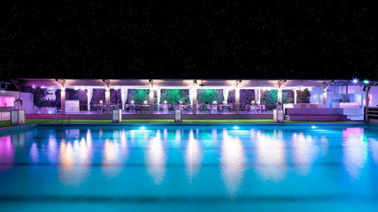 J.T. Cafè: Sala bordo piscina